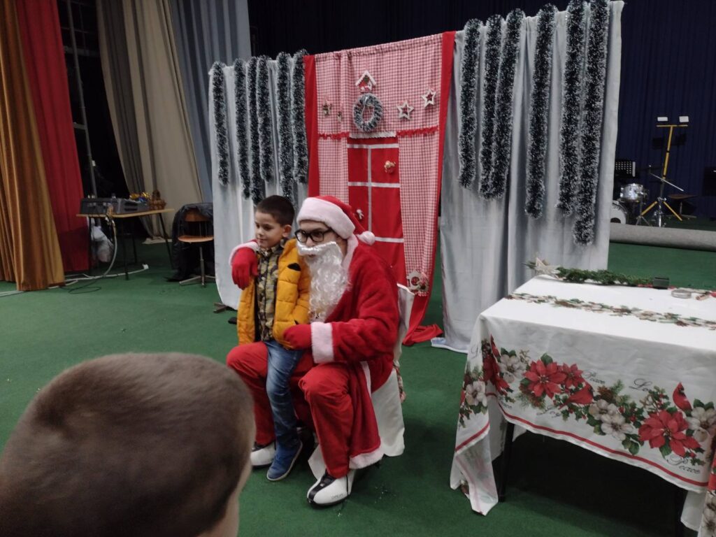 ПОДЕЛА НОВОГОДИШЊИХ ПАКЕТИЋА У ДОМУ ГАРДЕ У БЕОГРАДУ